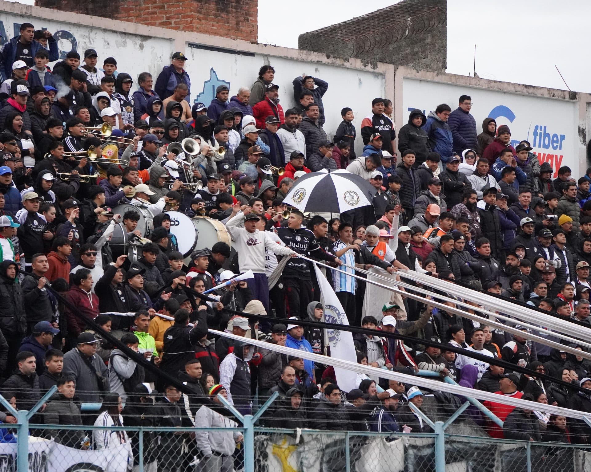 Hinchada y plantel de Altos Hornos Zapla en el estadio Fabrizzi